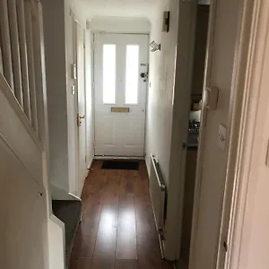 Lovely 3 Bed Semi Detached House With Off Street Parking Located In A Quiet Close Holiday home London
